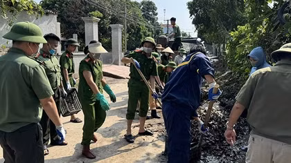 Công an Hưng Yên hỗ trợ nhân dân dọn dẹp sau mưa bão