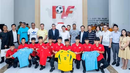 Các cựu danh thủ Brazil tham quan Trung tâm đào tạo bóng đá trẻ PVF