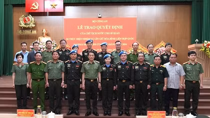 Trao Quyết định của Chủ tịch nước cho Tổ công tác số 4 đi thực hiện nhiệm vụ gìn giữ hoà bình Liên hợp quốc