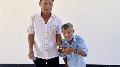 Ông lão nhặt ve chai không tham của rơi