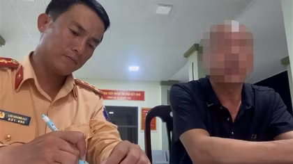 Đi nhầm đường, tài xế ô tô làm liều chạy ngược chiều cao tốc