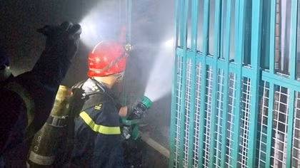 Cảnh sát giải cứu 4 người thoát khỏi đám cháy trong hẻm nhỏ