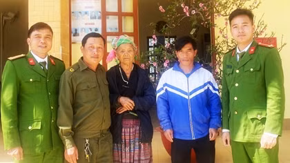 Công an xã giúp cụ bà 92 tuổi trở về nhà
