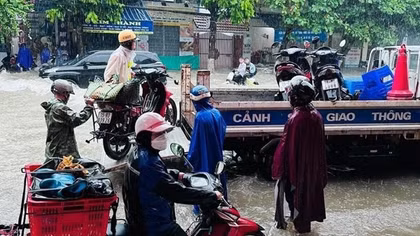 Công an Hải Phòng xuống đường giúp dân trong mưa lụt kỷ lục