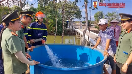 Người dân xúc động khi nhận nước sạch ngay trong đêm