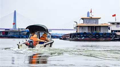 CSGT phối hợp tuần tra, xử lý vi phạm trên sông Hồng