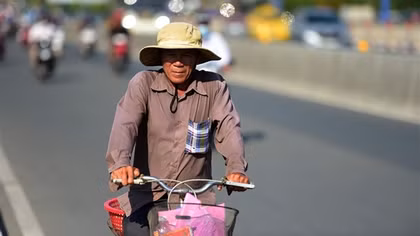 Nắng nóng khắp miền Nam, miền Bắc trời mưa lạnh
