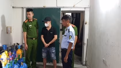 Phát hiện địa điểm kinh doanh khí cười nằm sâu trong ngõ nhỏ