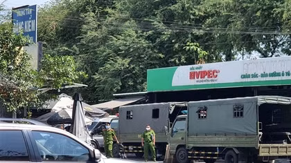Công an phong tỏa, khám xét Trung tâm đăng kiểm 50-05V