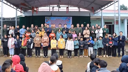 Cục Công tác đảng và công tác chính trị thăm hỏi, động viên cán bộ được điều động về Công an xã biên giới