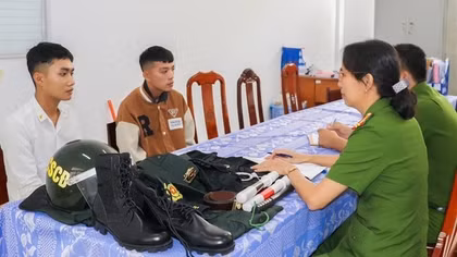 Mua quần áo Cảnh sát cơ động và còng rồi đi "tuần tra"
