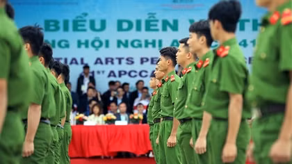 Đại biểu APCCA 41 xem Cảnh sát Việt Nam trình diễn võ thuật, khí công