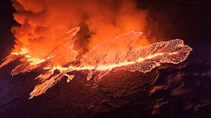Khoảnh khắc núi lửa tại Iceland phun trào như "ngày tận thế"