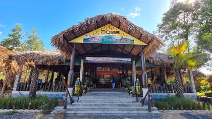 Trong ngôi nhà từ những mảnh bom