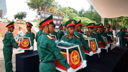 Truy điệu và an táng 22 hài cốt Liệt sĩ quân tình nguyện, chuyên gia về nước