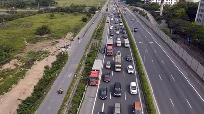 Người dân dính tắc đường ở cửa ngõ dù trở về Hà Nội sớm