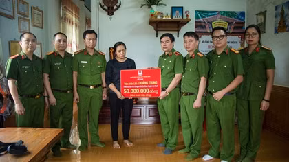 Học viện CSND thăm, tặng quà các gia đình chiến sĩ Công an hy sinh tại Đắk Lắk