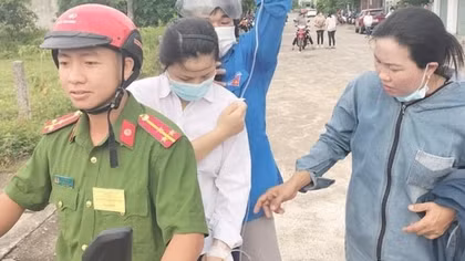 Nữ sinh vào phòng thi với bình truyền nước trên tay