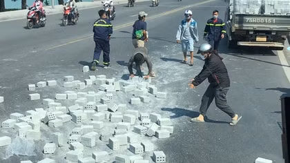 Cảnh sát chữa cháy vác gạch giúp người dân gặp nạn trên đường