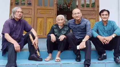 Mẹ và ngôi nhà ngập gió tuổi thơ
