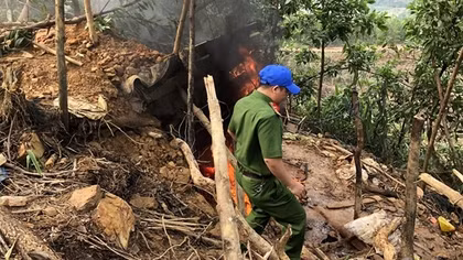 “Vàng tặc” đào hố cất giấu máy móc tại mỏ vàng Bồng Miêu