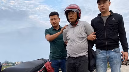 Tưởng xe máy chở bao tải ngô, hoá ra “hàng ém Tết”