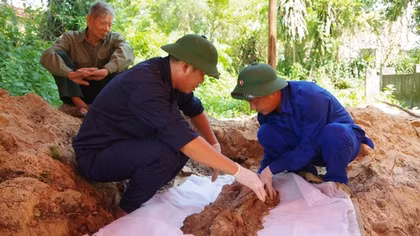 Cất bốc hài cốt liệt sỹ chưa rõ danh tính trong khu dân cư
