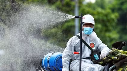 Bộ Y tế yêu cầu ngừng phun hóa chất diệt virus SARS-CoV-2 ngoài trời