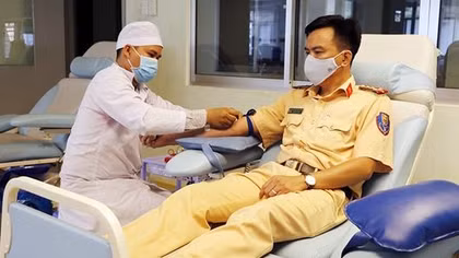 CSGT hiến máu hiếm cứu người