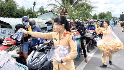 Tận tình giúp đỡ nhân dân trong quá trình chống dịch