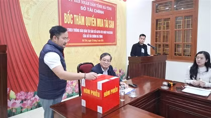 Một doanh nghiệp bốc thăm, trúng quyền mua 3 yến vàng