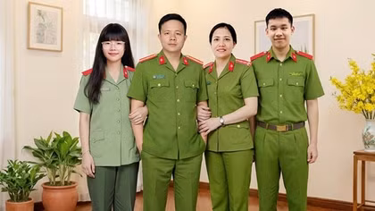 Như thể anh đang đi trực vắng nhà...