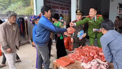 Hai cán bộ Công an "số hóa" điều tử tế