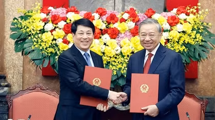 Lễ bàn giao công tác giữa Tổng Bí thư, Chủ tịch nước Tô Lâm và nguyên Chủ tịch nước Lương Cường