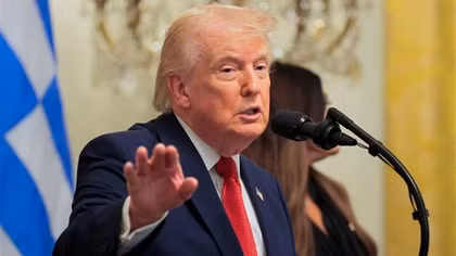 Tổng thống Trump muốn "xem xét lại" quan hệ với NATO