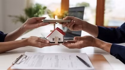 Hợp đồng chuyển nhượng quyền sử dụng đất để đảm bảo vay tiền có hợp pháp?