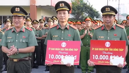 Đồng Tháp trao thưởng đột xuất 2 tập thể có thành tích xuất sắc trong điều tra, khám phá án