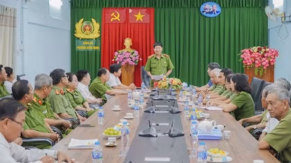 Thiếu tướng Vũ Hùng Vương làm việc với một số Chi hội Cựu Công an nhân dân tại tỉnh Vĩnh Long