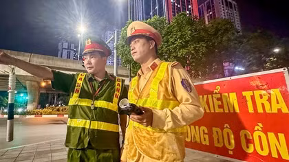 Cảnh sát cắm chốt xuyên đêm xử lý tài xế vi phạm nồng độ cồn