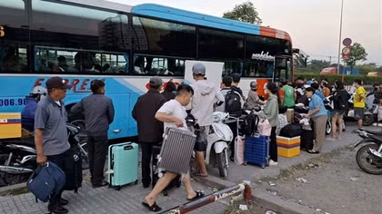 TP Hồ Chí Minh: Bát nháo xe giường nằm "vợt khách", nhiều người vạ vật trên đường về quê