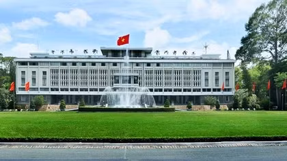 Trưa 30/4, trước Dinh Độc Lập