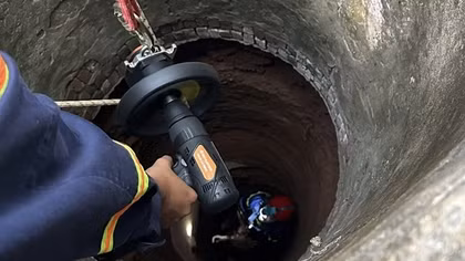 Cảnh sát xuống giếng sâu 35m cứu người đàn ông gặp nạn