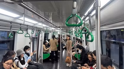Giá xăng tăng, nhiều người dân Hà Nội chuyển sang đi xe buýt, tàu điện