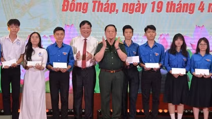 Đại tướng Nguyễn Trọng Nghĩa tặng quà học sinh, trao kinh phí xây nhà tình nghĩa
