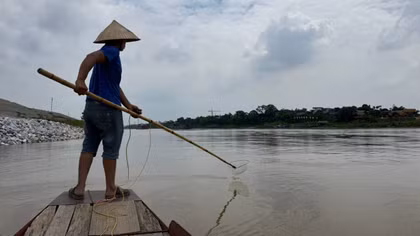 Bài 1: Dòng sông “chết” dưới những mẻ kích điện