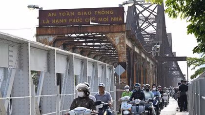 Hết cảnh người dân chen chân vượt sông vào giờ cao điểm