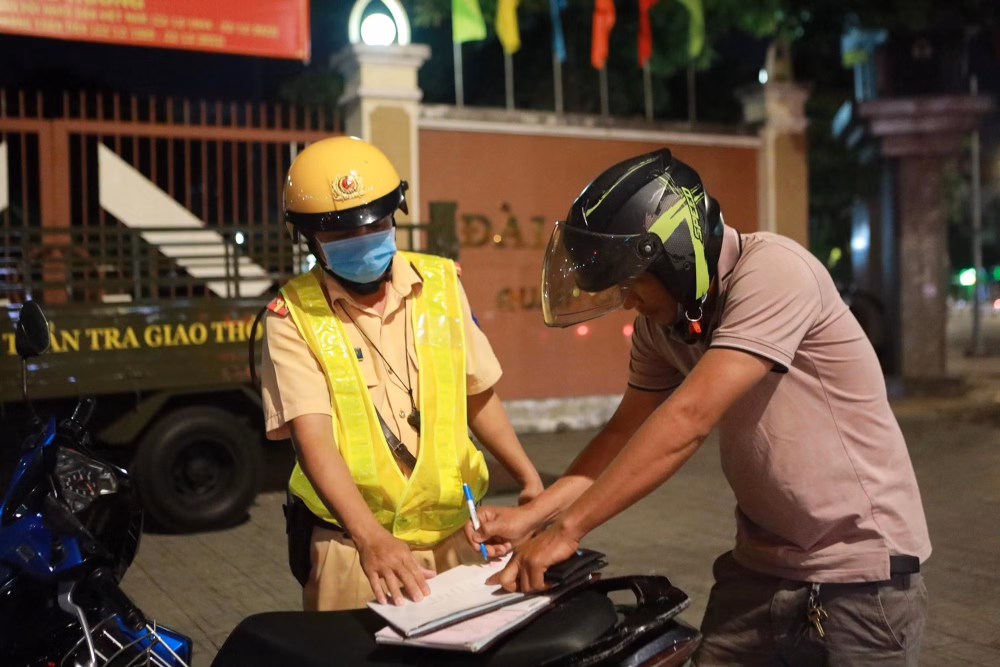 canh-sat-giao-thong-lap-bien-ban-khi-nao-1808170925.jpg