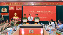 Đồng chí Vương Quốc Tuấn, Chủ tịch UBND tỉnh Thái Nguyên trao tặng Bằng khen cho các tập thể, cá nhân có thành tích xuất sắc.