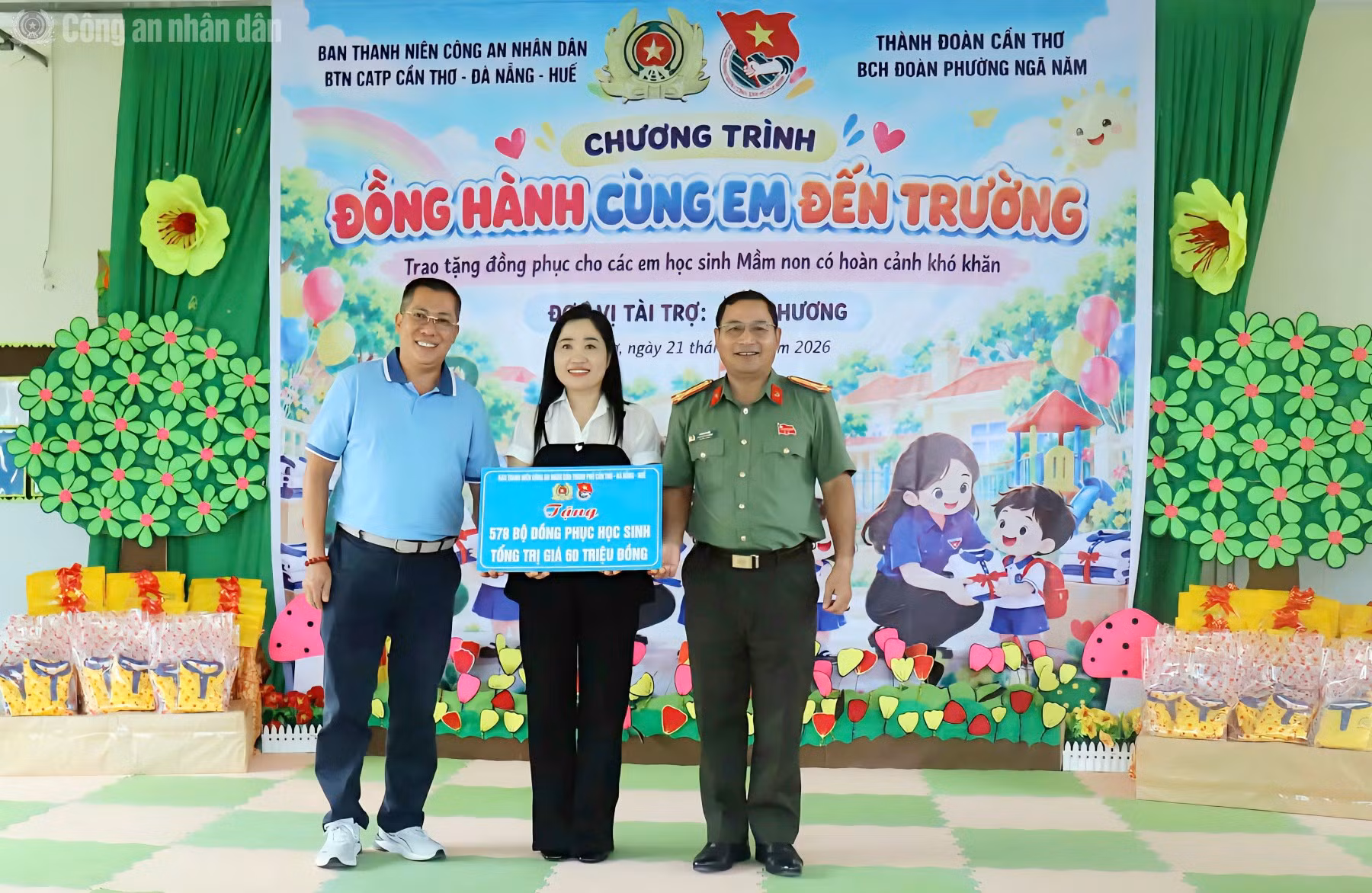 cand_tl_trao-qua-truong-mau-giao-1.jpg