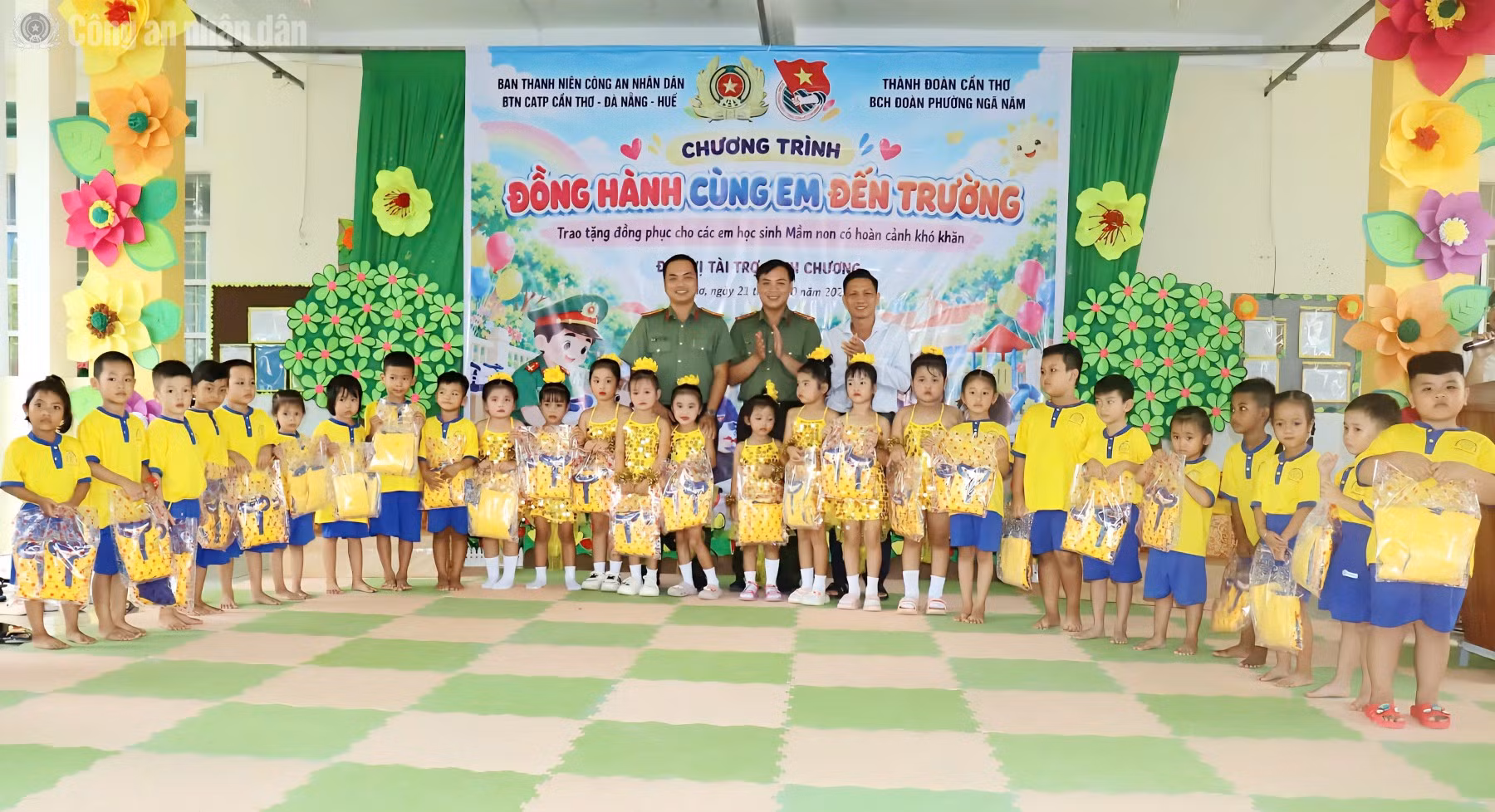 cand_tl_trao-qua-truong-mau-giao-2.jpg